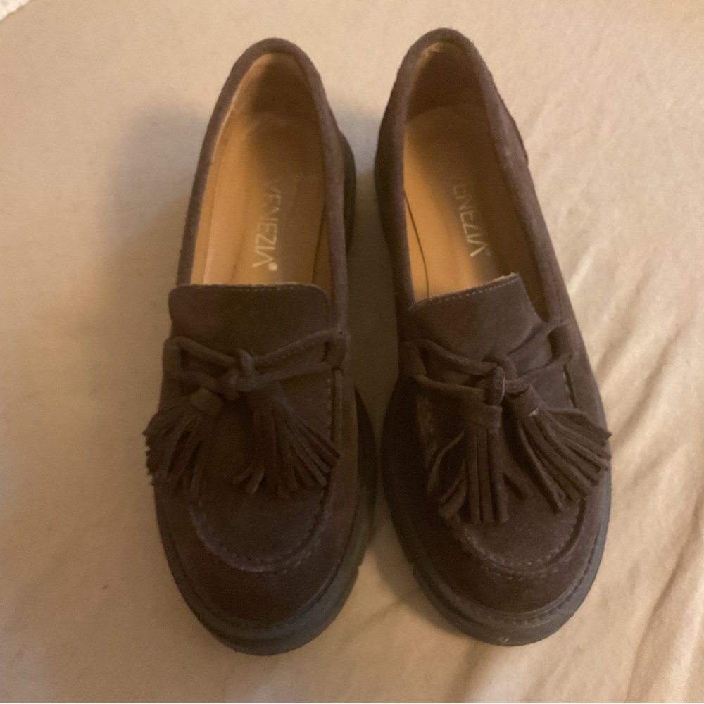 Venezia Women's Dark Brown Tassel Loafers never worn.